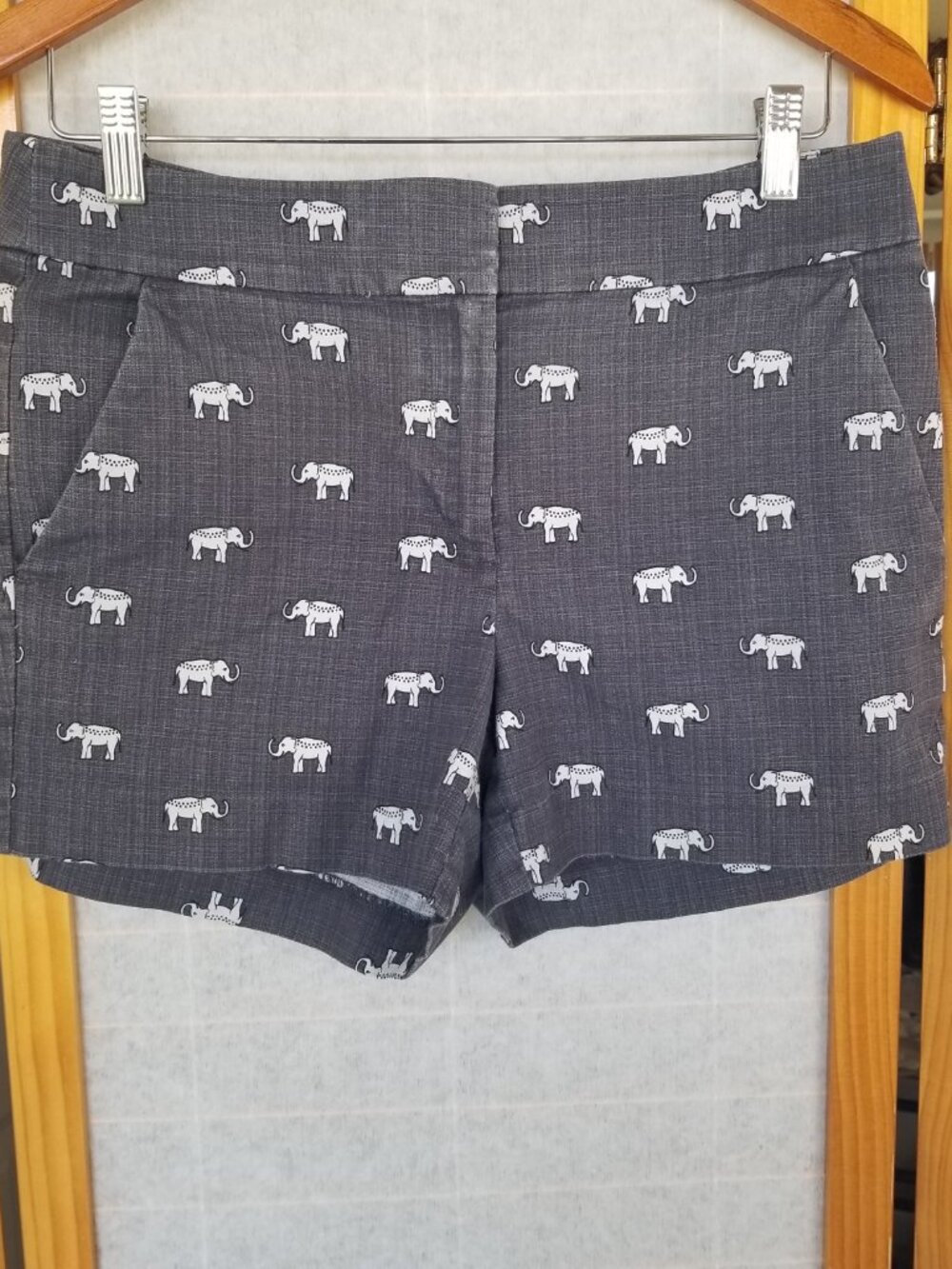 LOFT Riviera Shorts Size 6 Elephant Print on Gray Linen Look Pockets Mid-rise